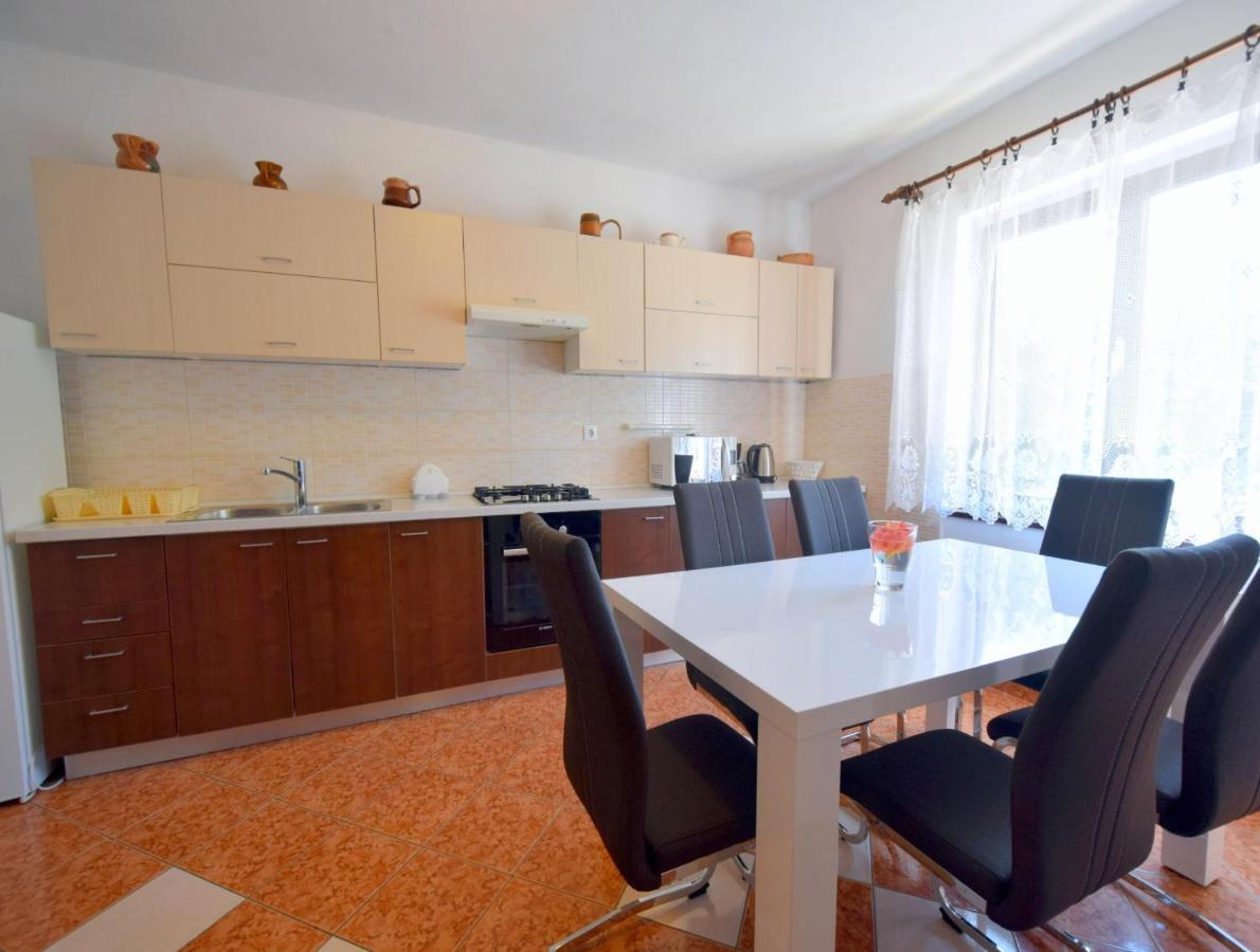 Apartments Blazevic Omisalj ภายนอก รูปภาพ